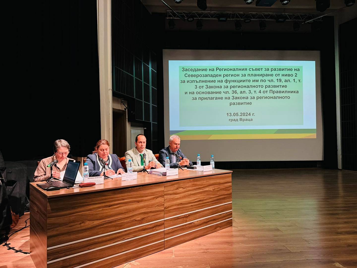  Кметовете на Враца и Монтана Калин Каменов и Злати Живков (предпоследният и последният отляво надясно) 